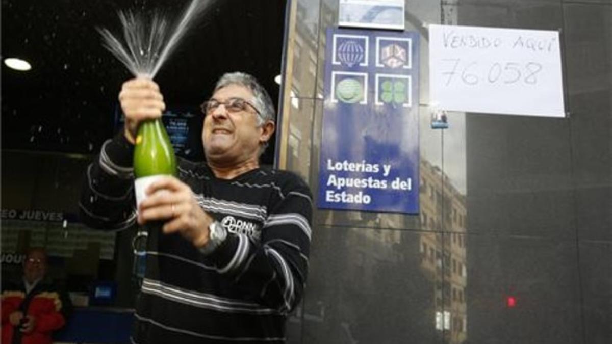 Alegría en la administración de La Florida, en L'Hospitalet de Llobregat, donde se ha repartido el gordo. FERRAN NADEU