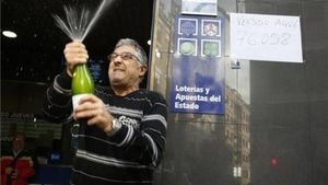 Alegra a l’administració de La Florida, a l’Hospitalet de Llobregat, on s’ha repartit la grossa. FERRAN NADEU