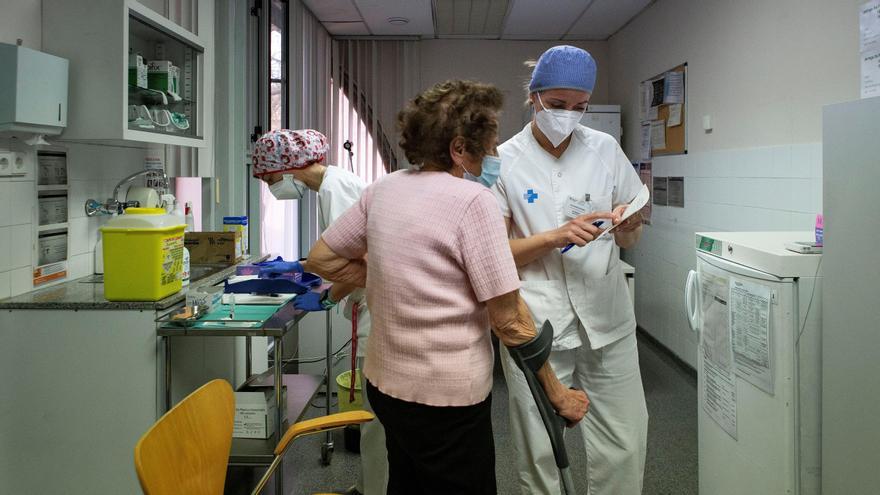 Una enfermera atiende a una mujer en un centro de vacunación de Barcelona.