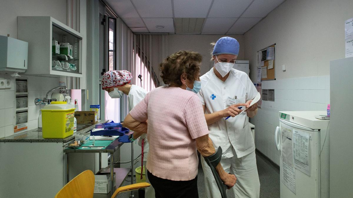 Una enfermera atiende a una mujer en un centro de vacunación de Barcelona.