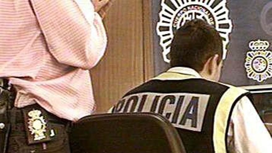 Policías de Madrid, en una investigación contra la pornografía infantil.