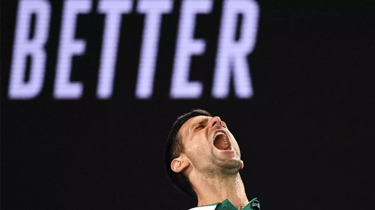 Un Djokovic lesionado sobrevive en el quinto ante Fritz