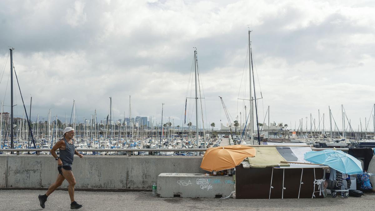 Lugar improvisado de descanso de una persona sin hogar en el Port Olimpic de Barcelona.