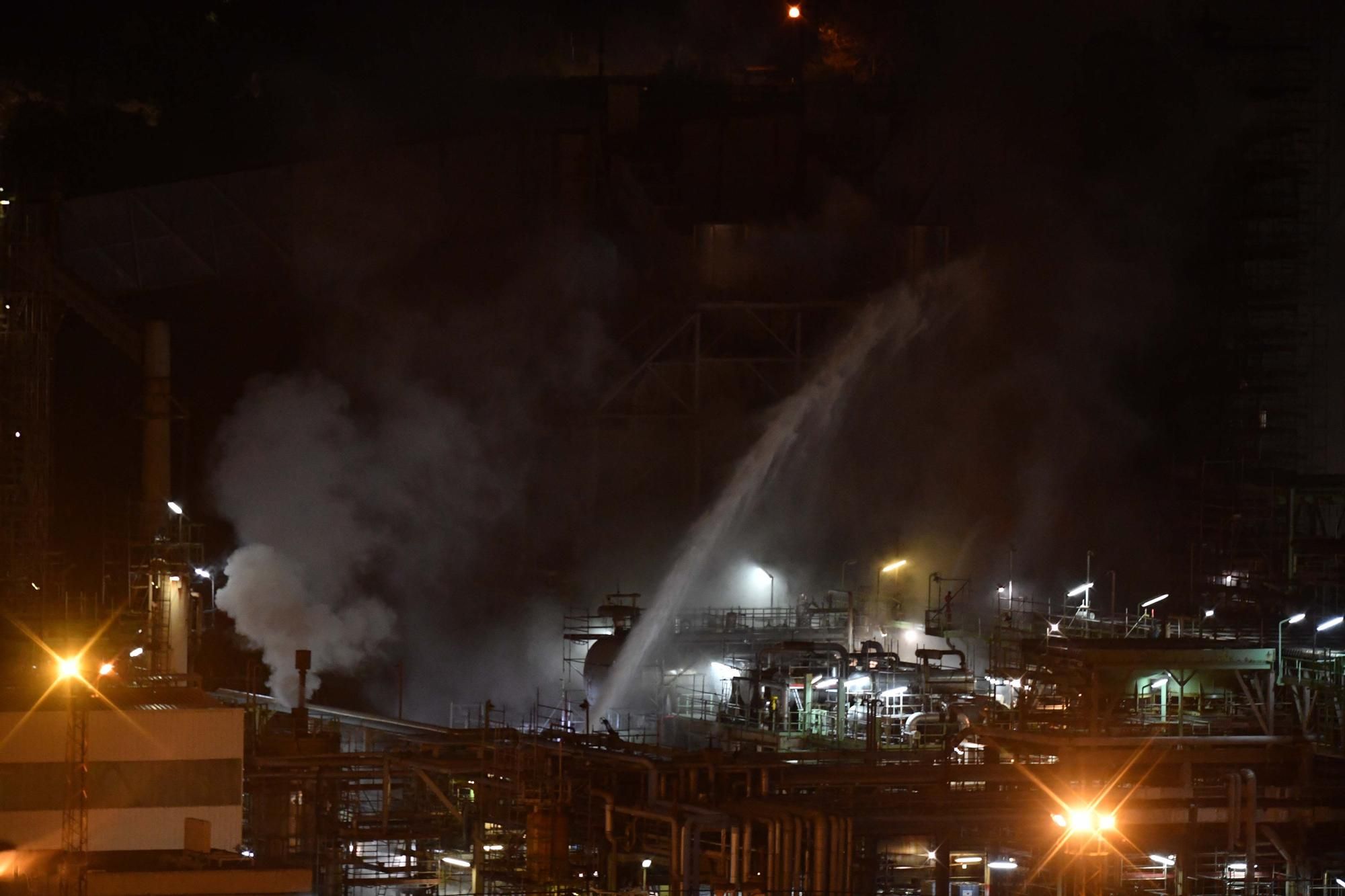 Fuego en la refinería de A Coruña