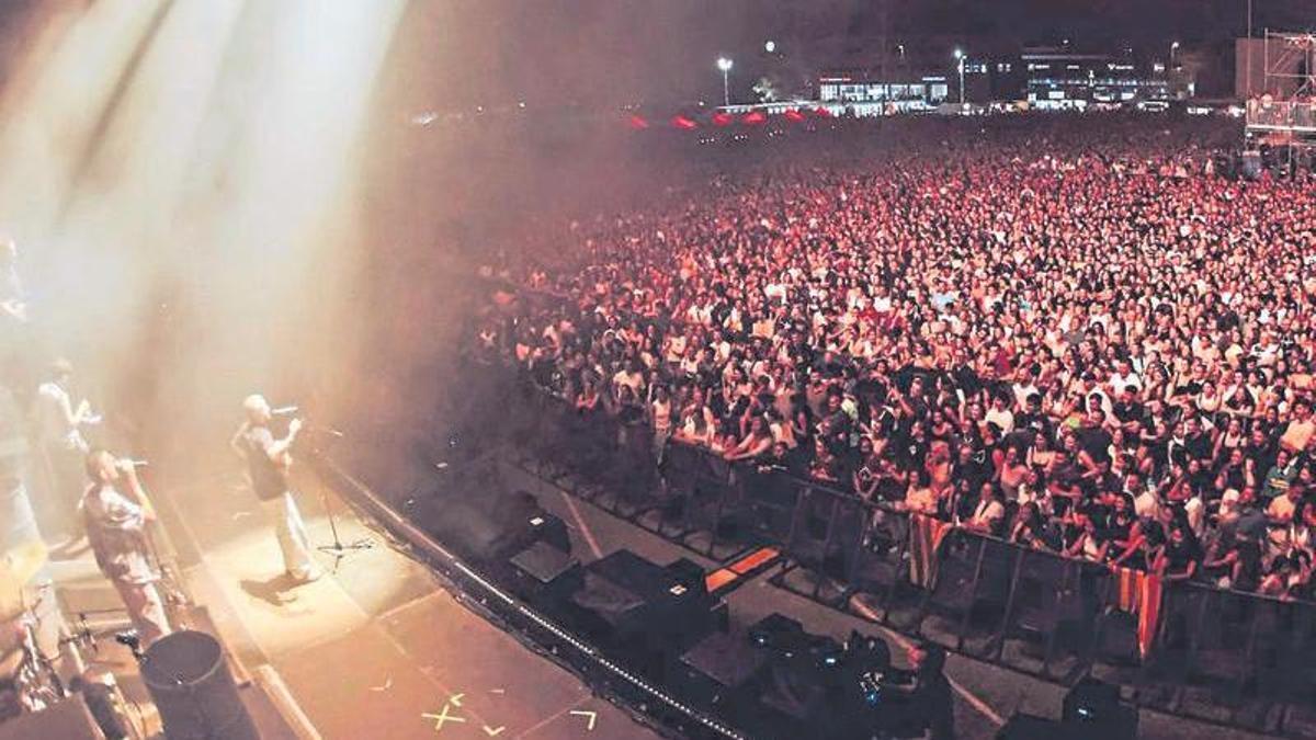 El grup va encetar l’agost un nou escenari dins l’Acústica de 15.000 persones.