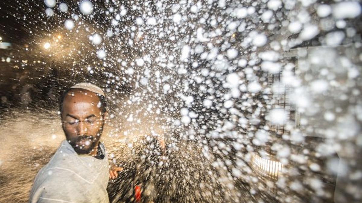 La policía de Israel utiliza cañones de agua para dispersar a los manifestantes israelís de origen etíope en Tel Aviv.