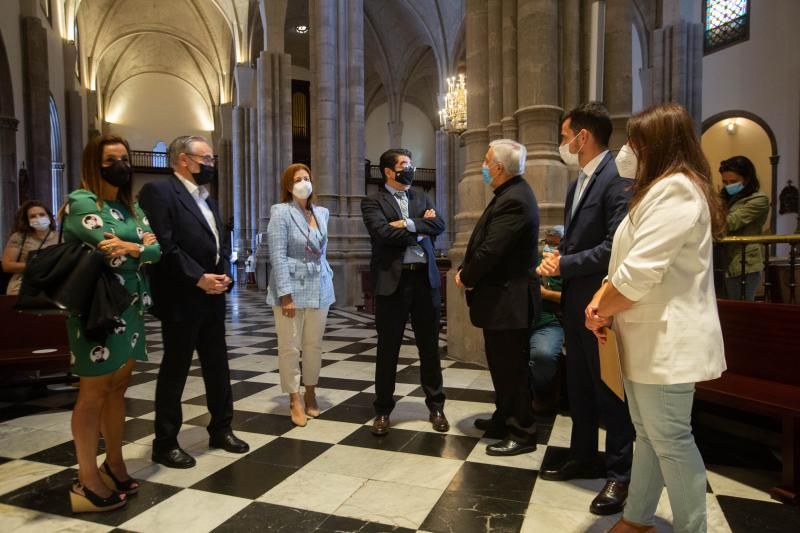 Entrega de la rehabilitación del retablo de la Virgen de Los Remedios en la Catedral de La Laguna