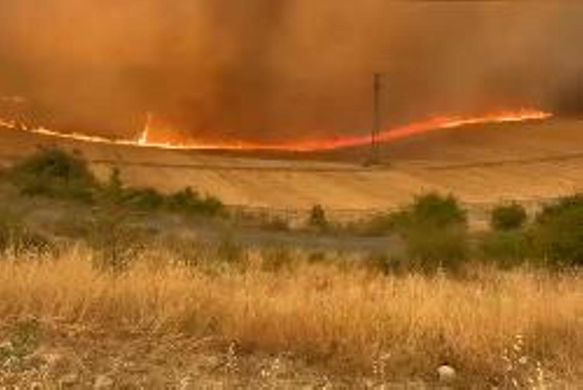 Línea de fuego que rodea Bailo tras el avance de las llamas del incendio de La Peña