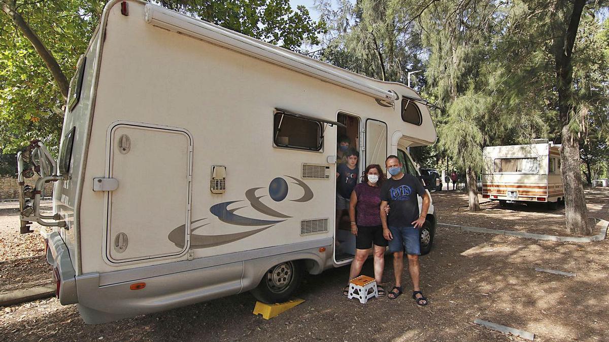 Iñaki, con su familia, posa delante de su autocaravana en el área de Córdoba, junto al cementerio de la Salud.