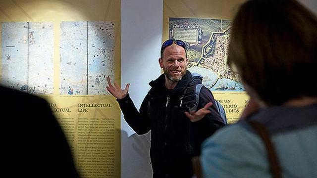 Dani Rotstein führt Tour-Teilnehmer mit Esprit und Begeisterung auch durch das Besucherzentrum „Centre Maimó ben Farraig?