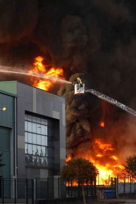 Incendio en una nave industrial de Narón.