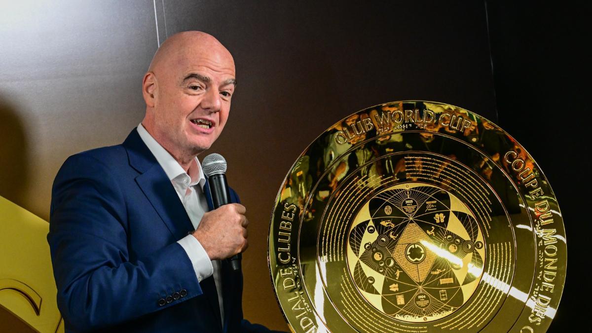 Giannis Infantino, presidente de la FIFA, con el trofeo del Mundial de Clubes