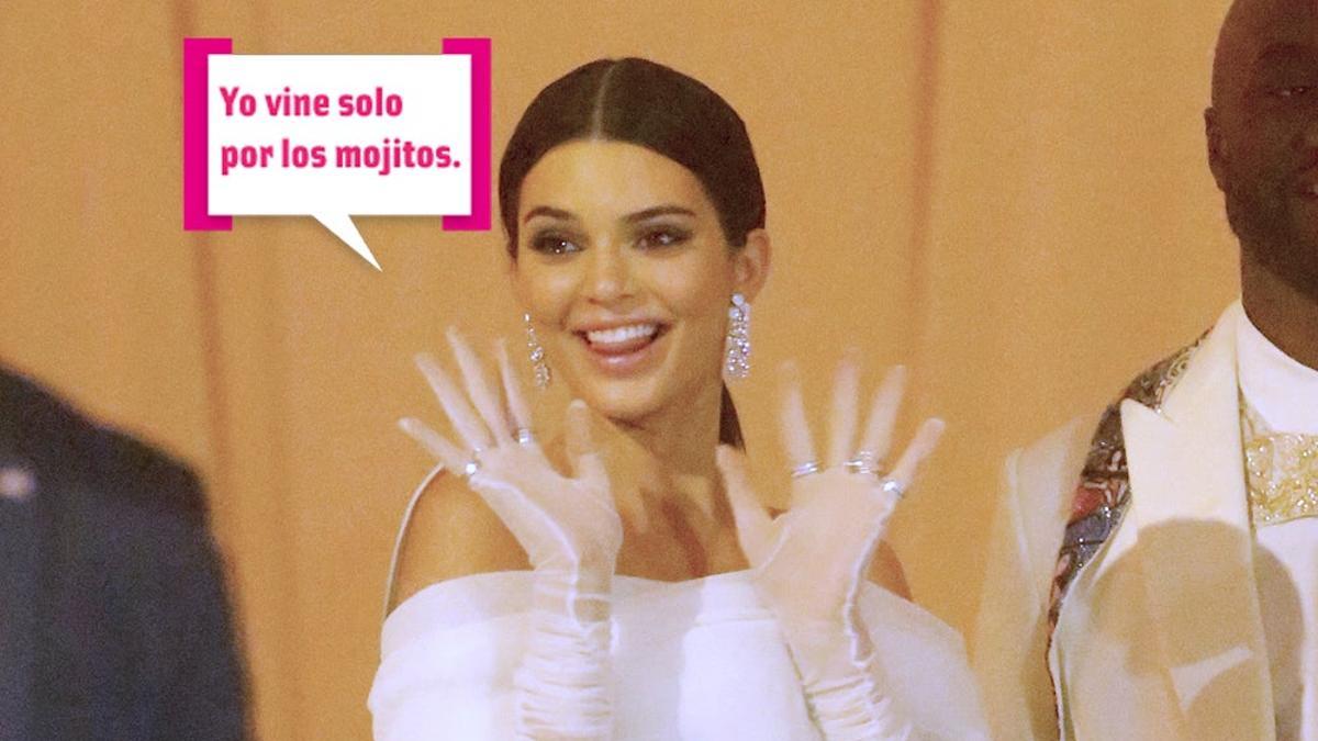 Kendall Jenner con guantes transparentes hablando de mojitos