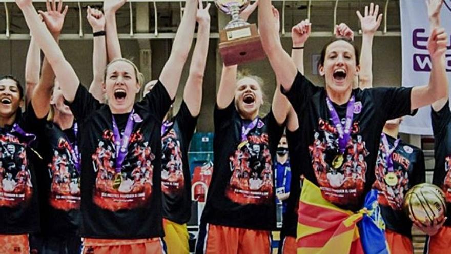 Anna Gómez y María Pina, capitanas del Valencia, con la Eurocopa que ganaron ayer. / FIBA