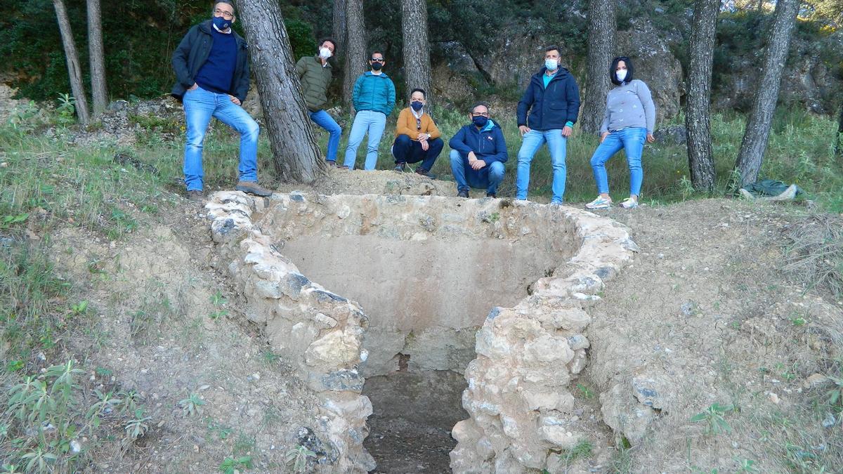 Autoridades locales ya utonómica, en una de la scaleras restauradas en Rute.