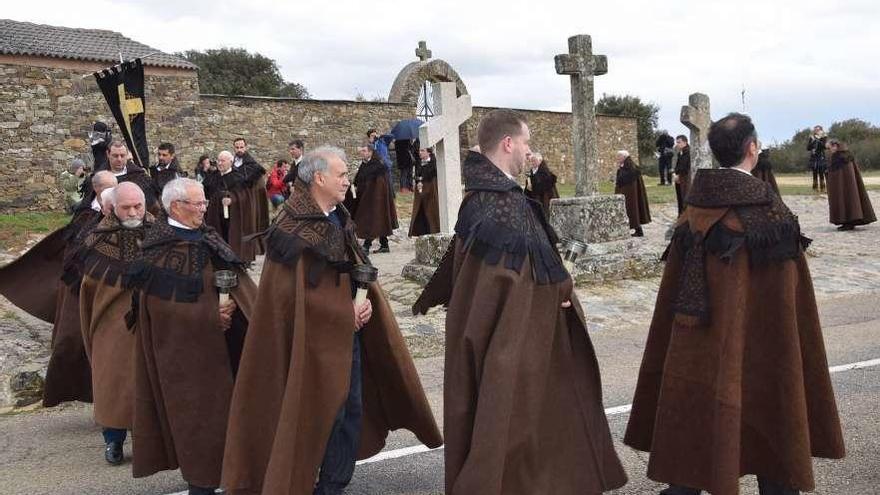 Cofrades del Santo Entierro de Bercianos de Aliste durante la procesión de las capas pardas.