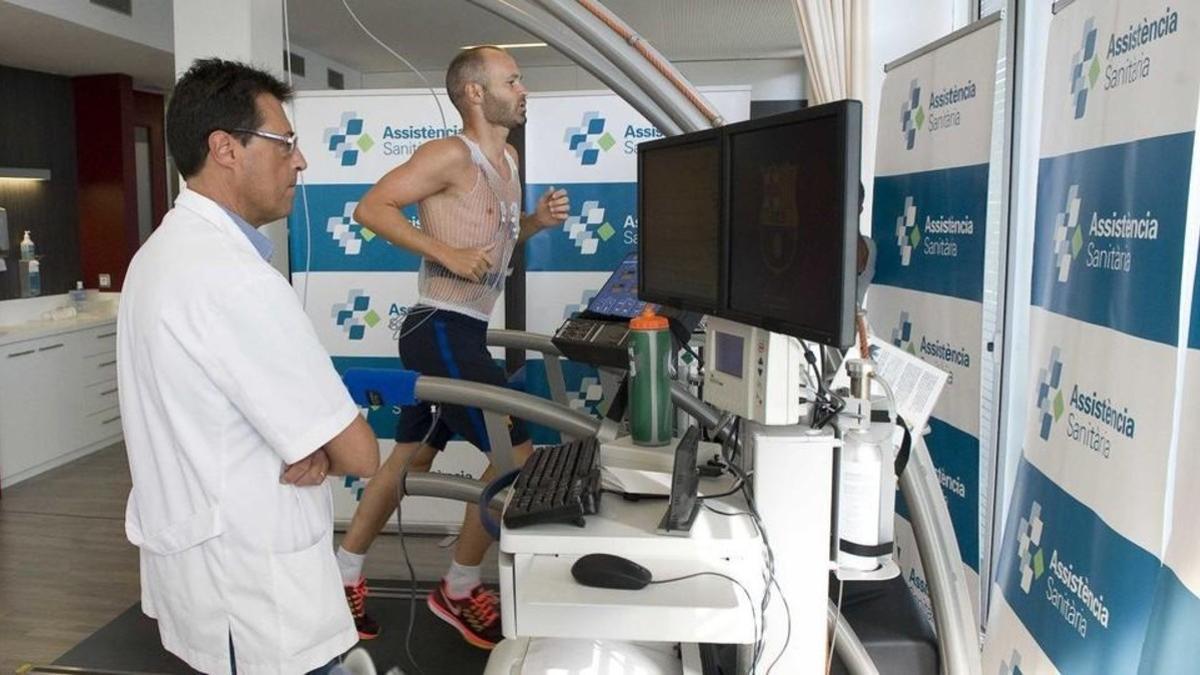 Iniesta pasa una de las pruebas médicas en las instalaciones del Barça en Sant Joan Despí.