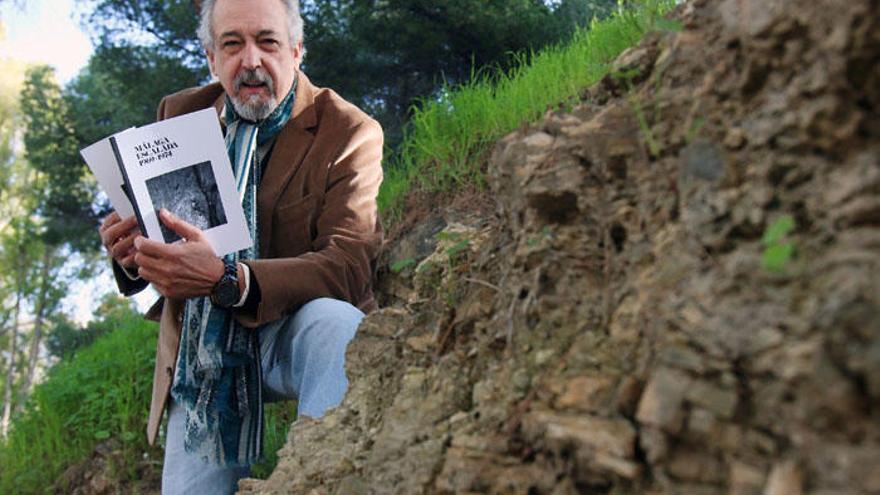 José Antonio Berrocal, ayer en Gibralfaro, con el libro fotográfico de los escaladores.