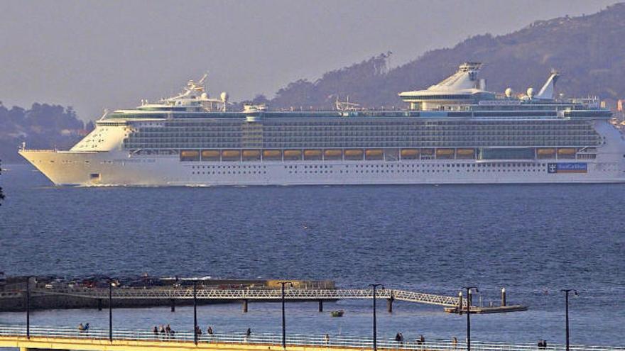 El buque &quot;ndependence of the Seas&quot; tras su visita a Vigo ayer, con 5.380 cruceristas, navega frente a la isla de Toralla.  // José Lores