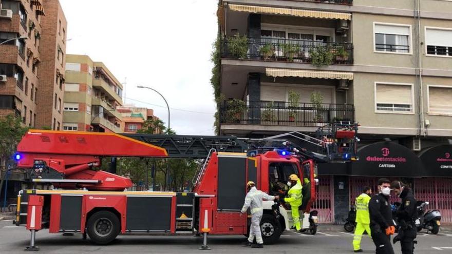 Bomberos de Alicante en la calle donde han encontrado muerto a un septuagenario.