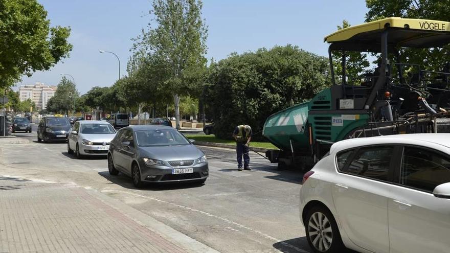 El asfaltado de Alfons el Magnànim reduce la calzada y provoca retenciones