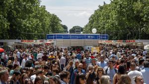 Visitantes de la Feria del Libro de Madrid en el Parque de El Retiro.