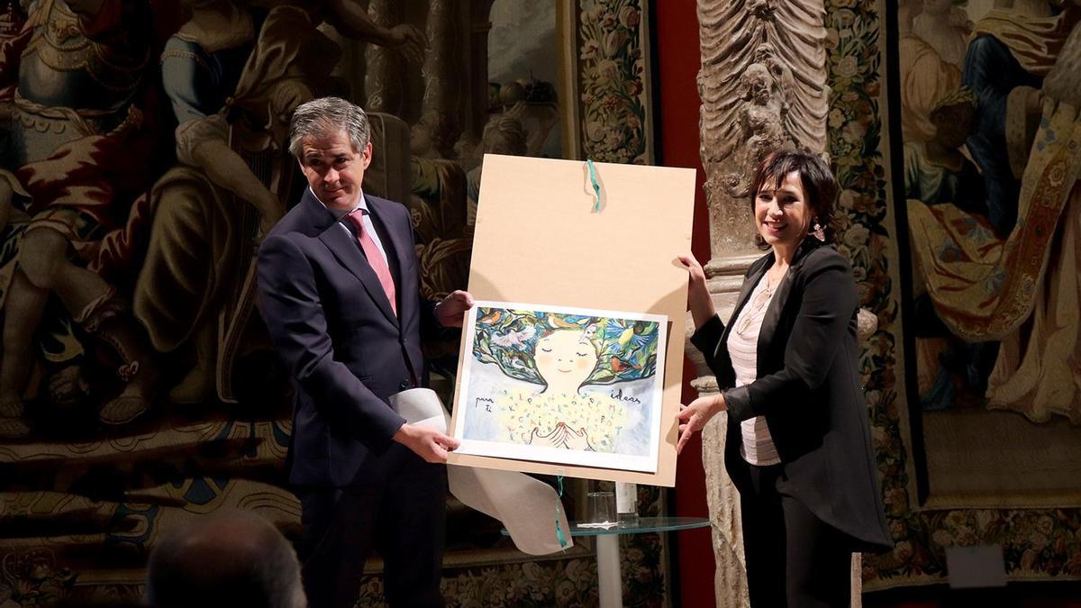 Rafael Fernández de Alarcón posa con el premio junto a Mercedes Gracia Aldaz.