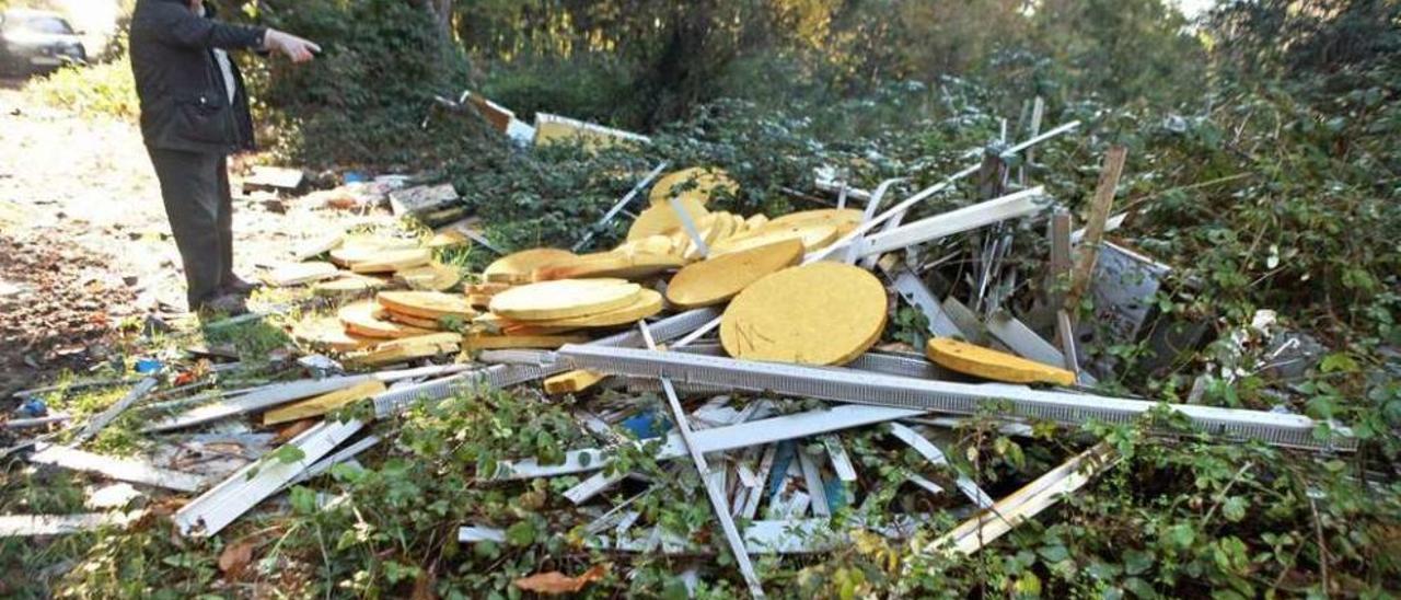 Isaac muestra algunos de los materiales encontrados en su parcela. Los restos se localizan en dos puntos e incluso dañaron un pino. // Bernabé/Luismy