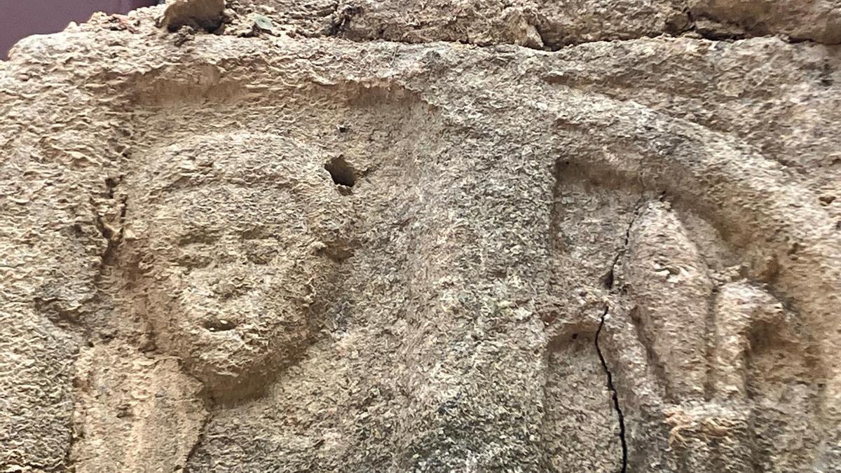 Dos de las figuras que se cree datadas en el siglo XVI aparecidas durante el derribo.