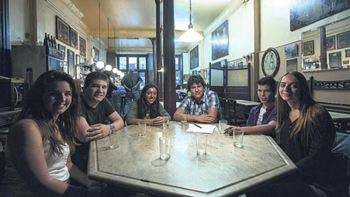 Los participantes en el encuentro, en el Cafè del Centre, en el Eixample de Barcelona.