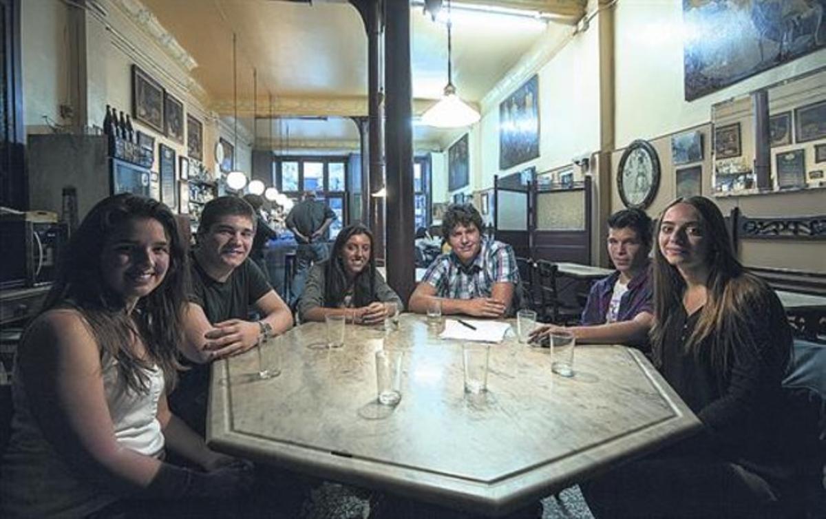 Els participants en la trobada, al Cafè del Centre, a l’Eixample de Barcelona. Els participants en la trobada, al Cafè del Centre, a l’Eixample de Barcelona.