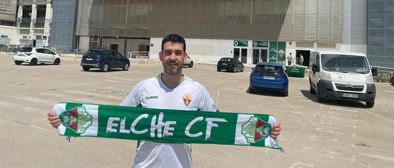 David Aranda, con la bufanda y la camiseta del Elche, en el estadio Martínez Valero