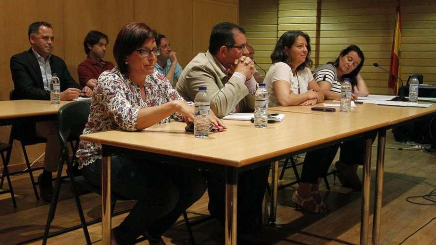 Concejales del grupo de gobierno del PP en un pleno en Redondela. // J. Santomé