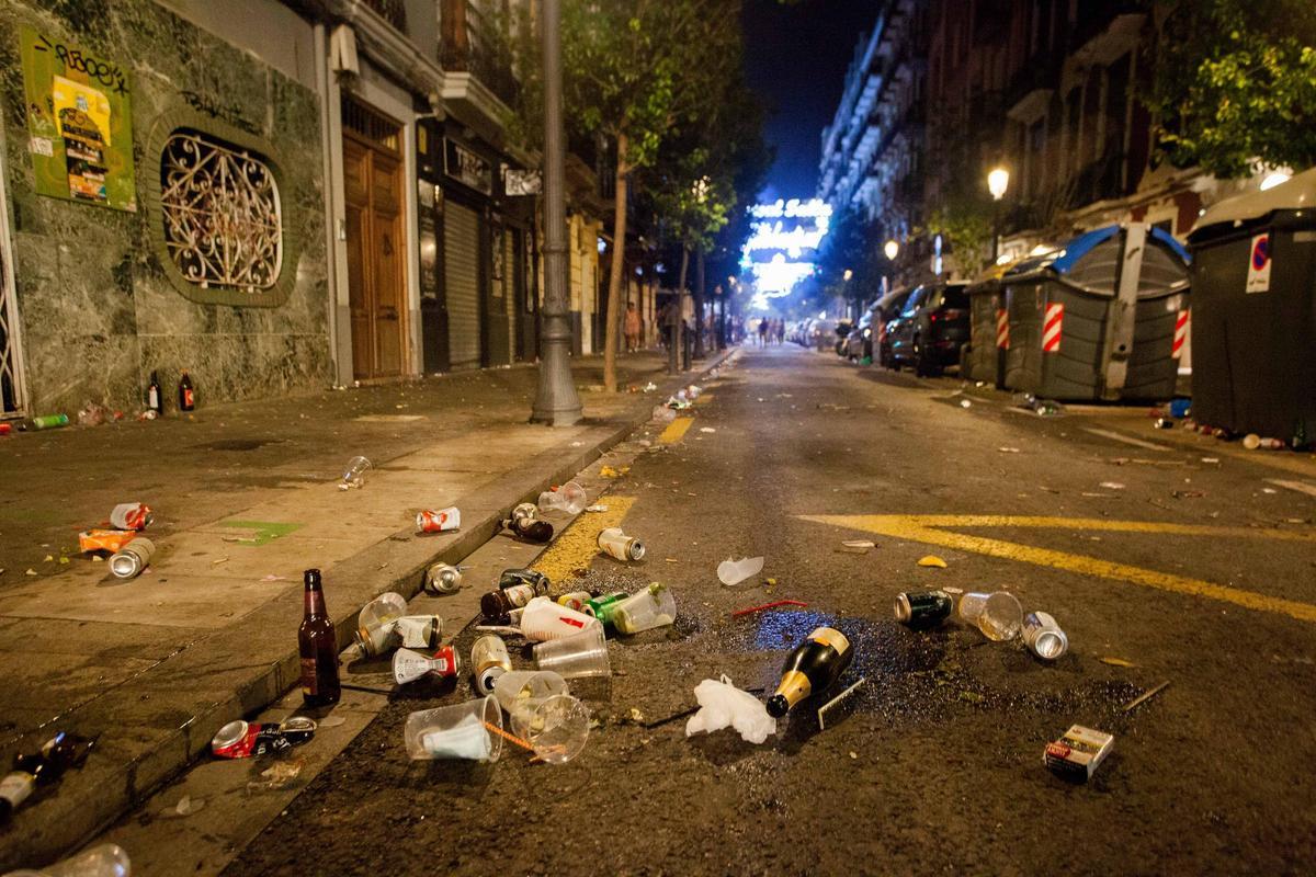 Restos de suciedad en Russafa después de una noche de fallas.