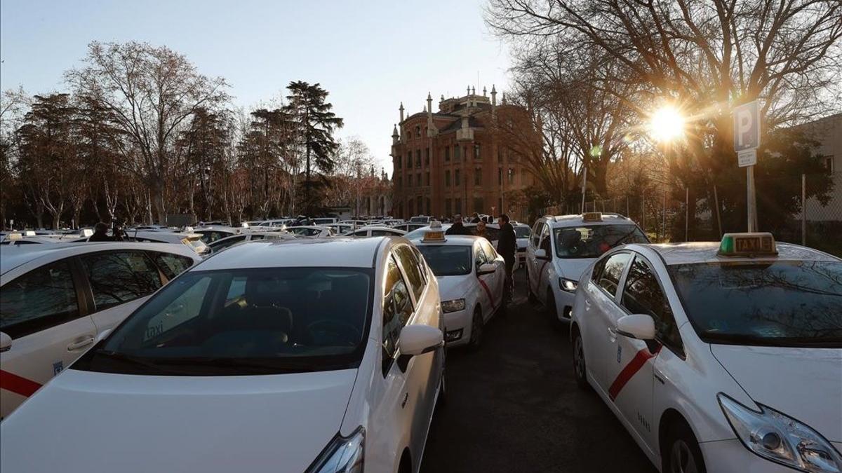 Caravana de taxistas en los alrededores del cementerio de la Almudena, en Madrid