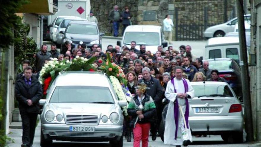 El cortejo fúnebre, ayer, camino de la iglesia.  // J.L.Oubiña