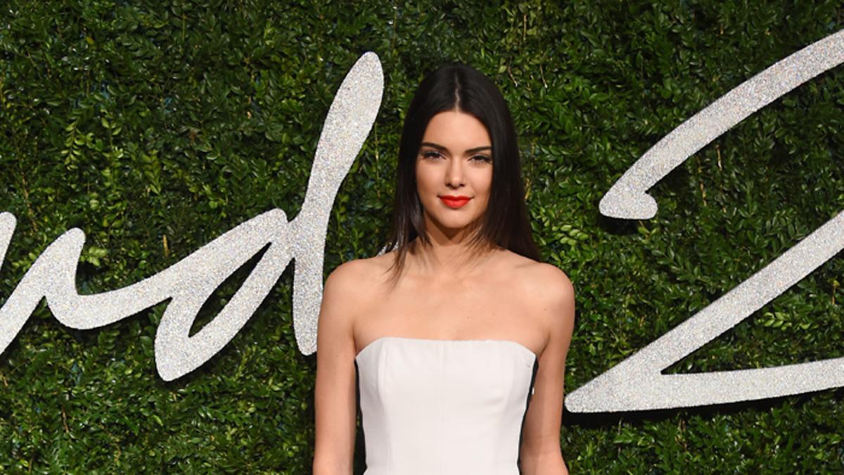 Así lleva el mono blanco Kendall Jenner