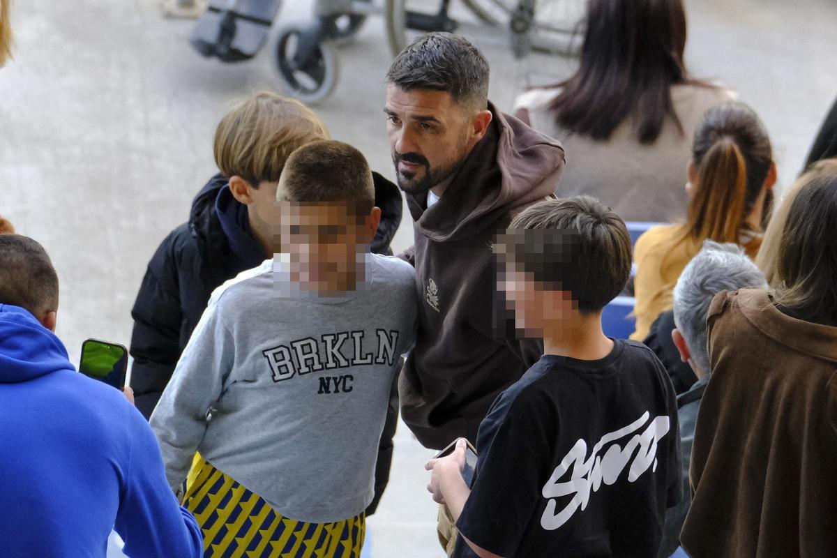 David Villa se fotografía con los fans en las gradas del Gran Canaria