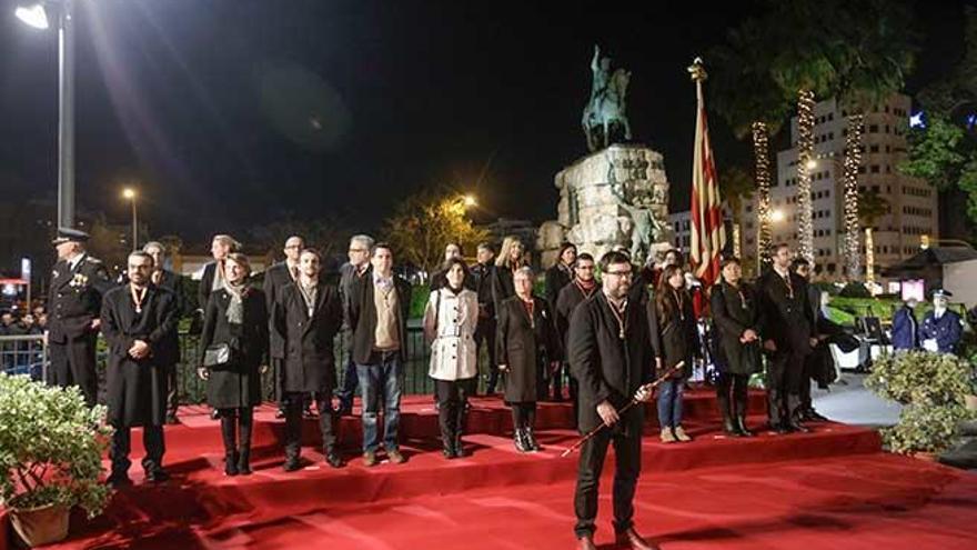 Una veintena de entidades y partidos honran con flores la estatua de Jaume I