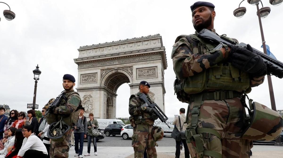 fcasals34265988 chinese tourists take group pictures as french army soldiers161009130537