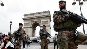 fcasals34265988 chinese tourists take group pictures as french army soldiers161009130537