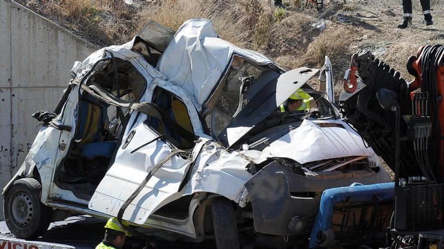 Estado en el que quedó la furgoneta tras el accidente en Purias del que hoy se cumple un año.