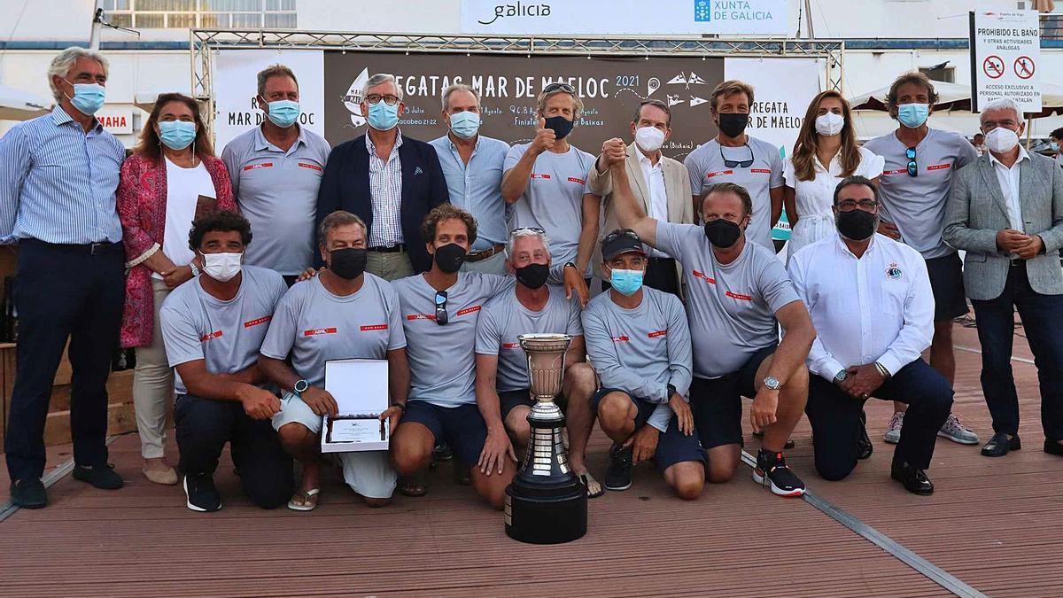 Sobre estas líneas, el “Aceites Abril”, con el trofeo de ganador. // PEDRO SEOANE