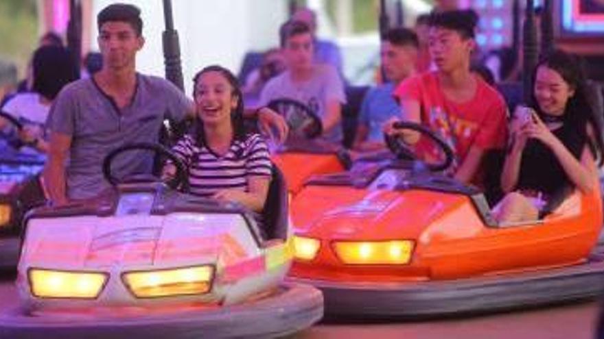 Los coches de choque son un clásico en la feria.