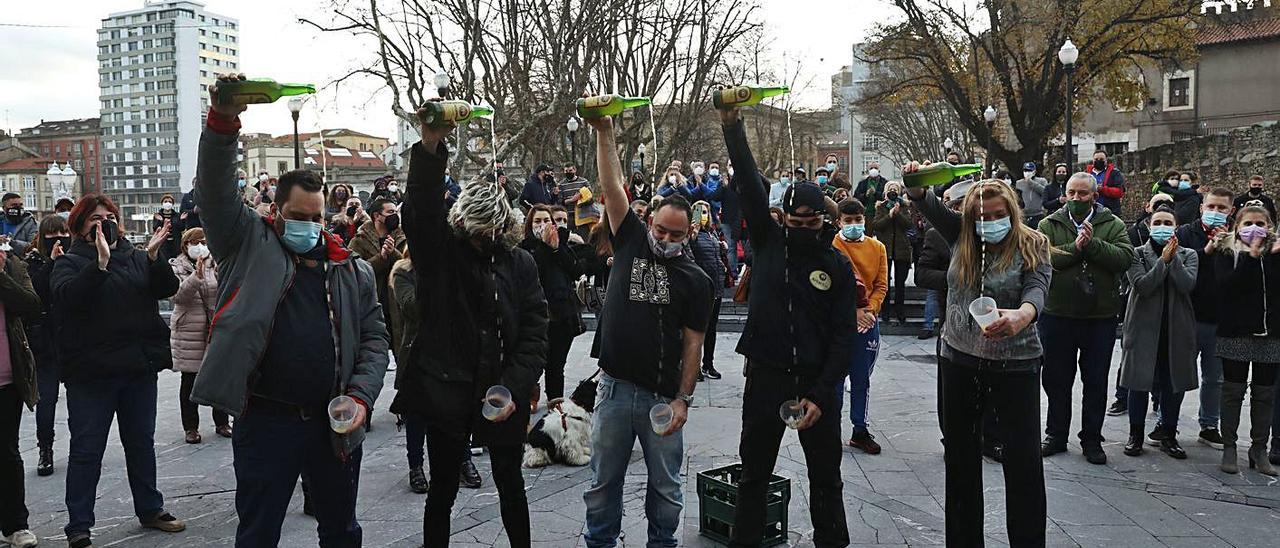 Por la izquierda, Amador Medina, Jenri William Álvarez, Jorge Blanco, Borja Gil y María Liliana Bermúdez escancian un culín frente a la iglesia de San Pedro tras salir de su encierro. | Juan Plaza