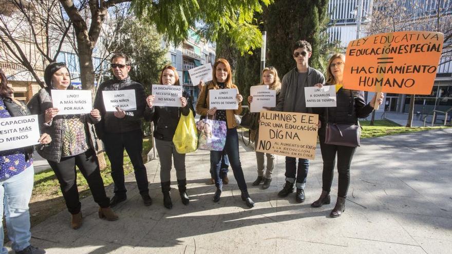 Afectados por la Ley de Educación Especial piden a Oltra que &quot;no deje a alumnos en la calle&quot;