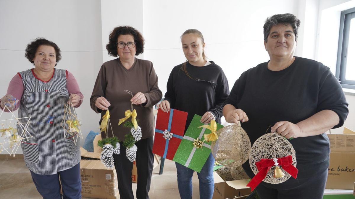 Vecinas de Algatocín junto con los adornos confeccionados.