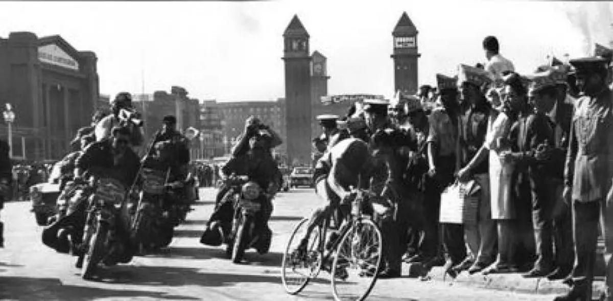 José Pérez Francés, camino de su victoria en Barcelona durante el Tour de 1965.