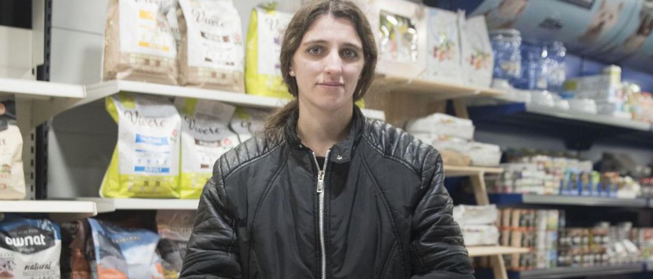 Desirée Mora a la botiga Univers Mascotes, on treballa  | OSCAR BAYONA
