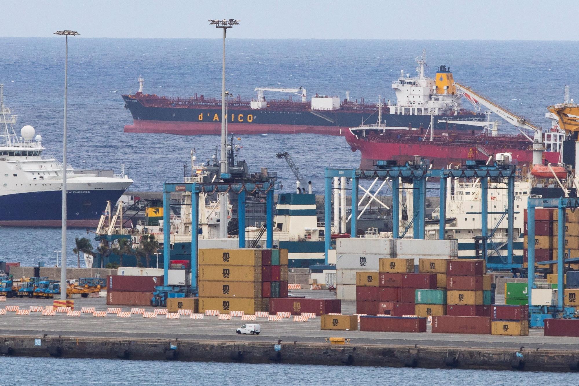 El petrolero 'Cielo di Hanoi' fondeado en la capital grancanaria